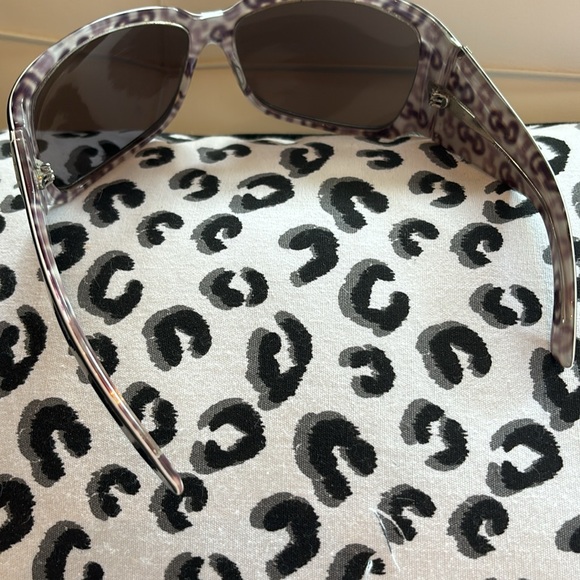 Gucci sunglasses , black with white trim at top. No case, very good condition - Picture 7 of 14